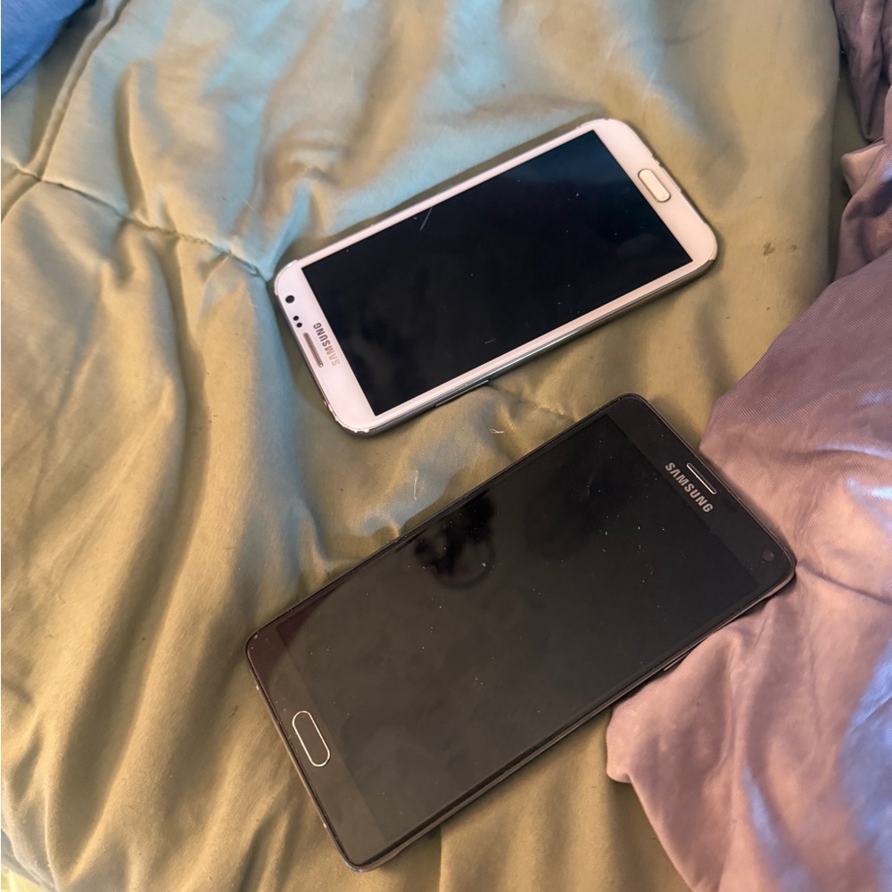 Samsung Dual-Tone Smartphones - Black and White